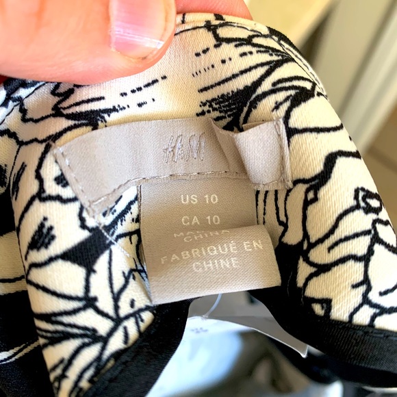 H&M Skirt Black with White floral print - Picture 2 of 2